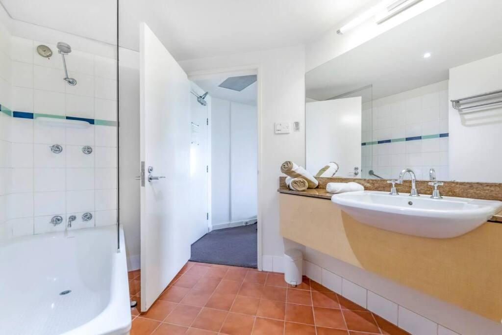 'Towering Palms' Resort-Style Apartment With A Separate Studio Darwin Exterior photo